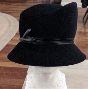 Vintage Whiteley Made In England 100% Fur Felt Black Hat Unique Luxury